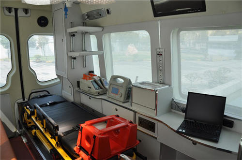 罗城救护车内部